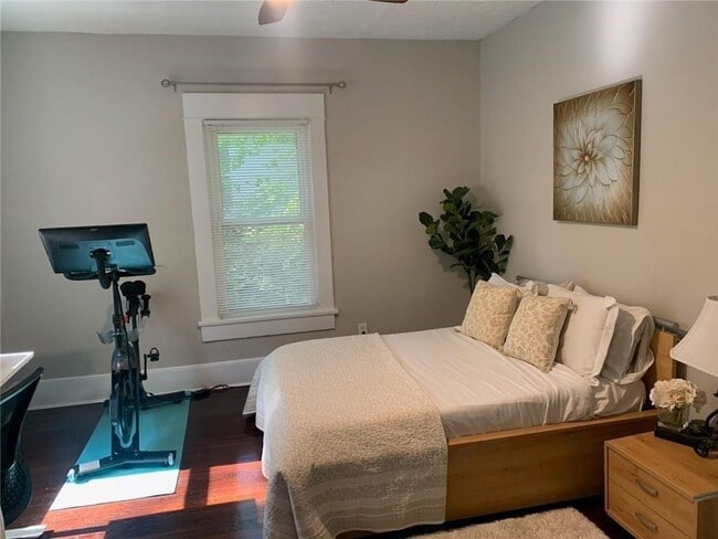 Building Photo - 5 Lakeview Dr SE