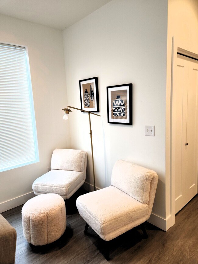 Building Photo - BRAND NEW MODERN LIVING!! HUGE 4 Bed 2.5 Bath Duplex with over 2350+ Sq. Feet.