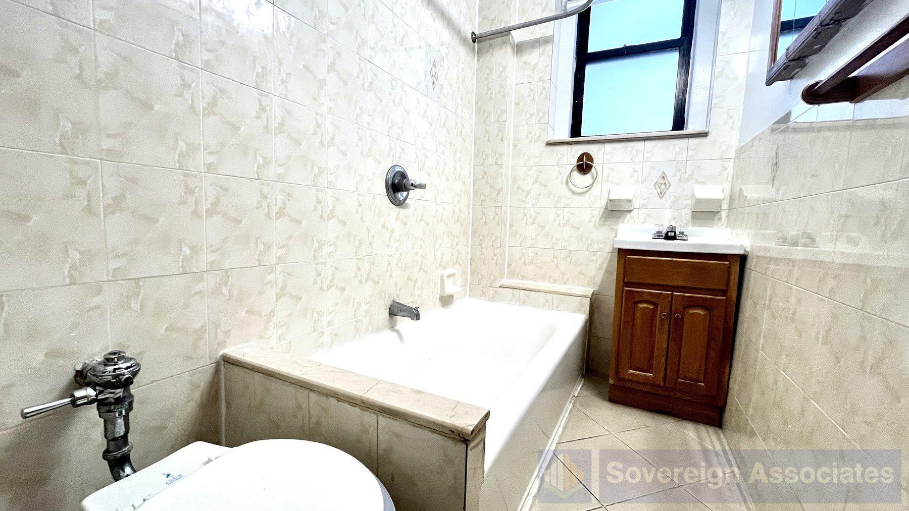 Building Photo - 45 Tiemann Pl