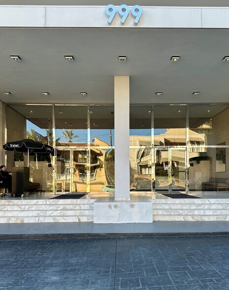 Building Photo - 999 N Doheny Dr
