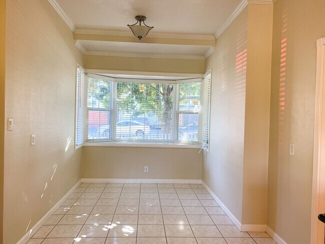 Building Photo - Exceptional Mountain View Home with Guest Suite Near Downtown