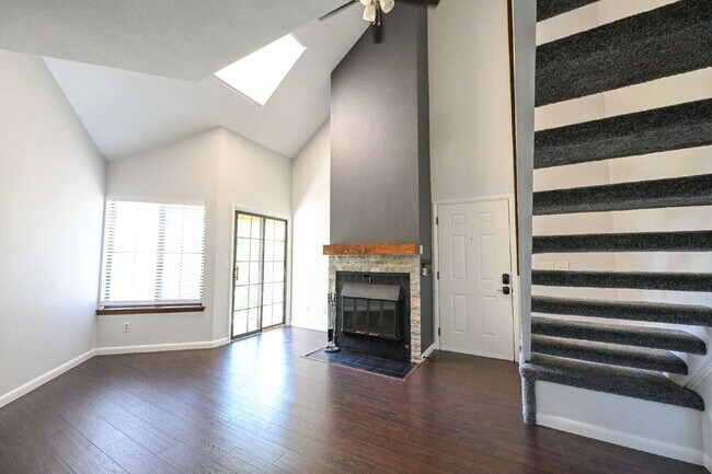 Building Photo - $1,995 - 1 Bed, 1 Bath Updated Lofted Cond...