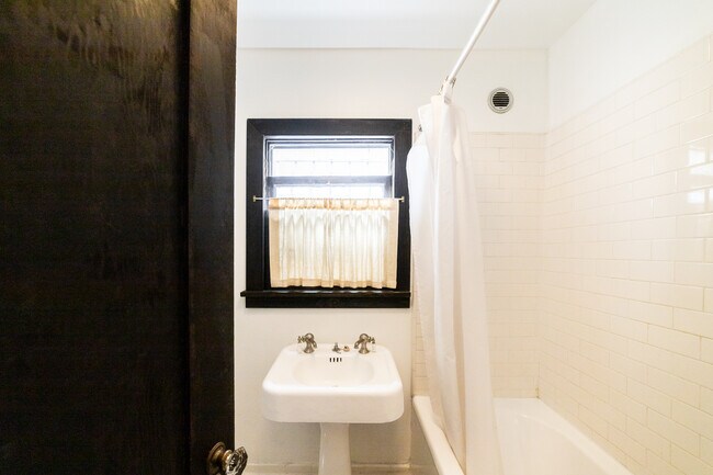 Building Photo - 836 Silverlake Blvd-