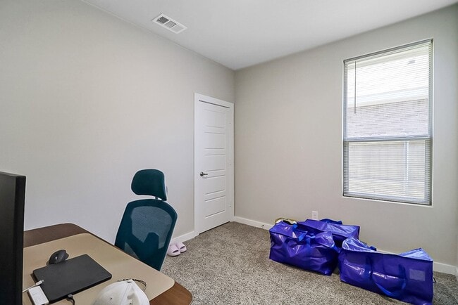Building Photo - 6402 Oracle Dr