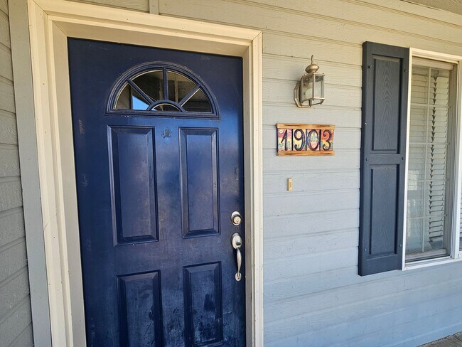 Building Photo - 3 Bedroom Home with Outdoor Space