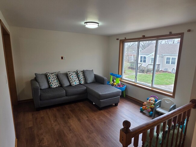 Building Photo - Updated 3 bedroom Kenosha home