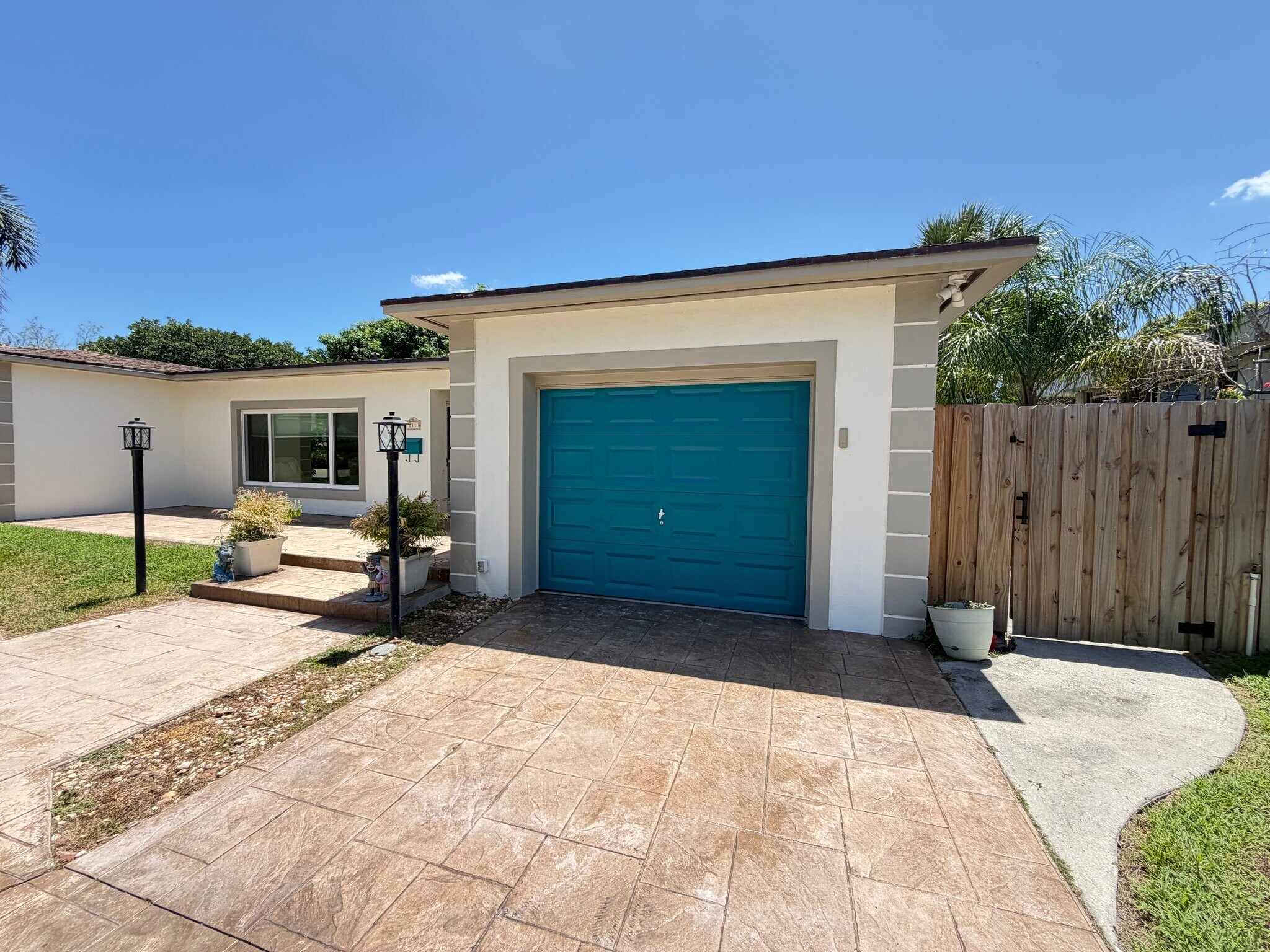 Building Photo - 111 Vassar Dr