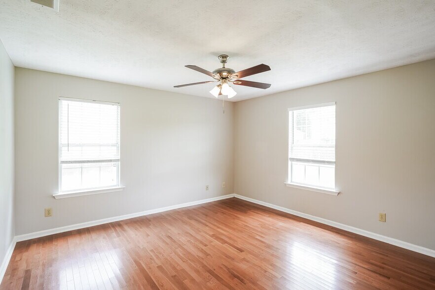 Building Photo - 300 Stafford Ct