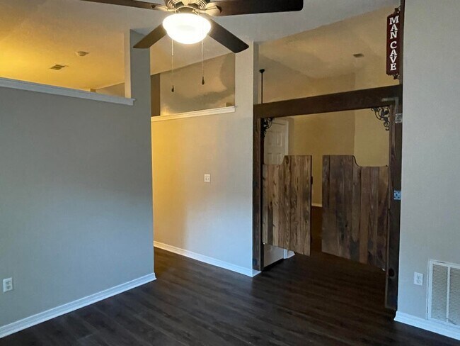 Building Photo - 1144 Troon Dr W