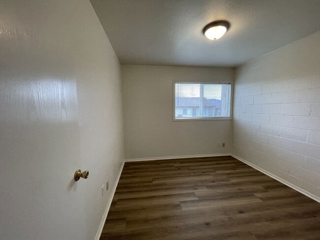 Building Photo - 803 NE Alameda Ave