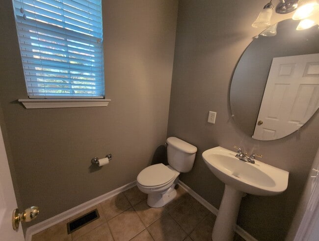 Building Photo - AVAILABLE NOW! 3- or 4-bed/3.5-bath in Bre...