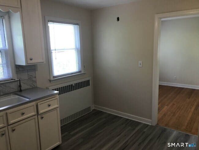 Building Photo - 720 Knapps Hwy