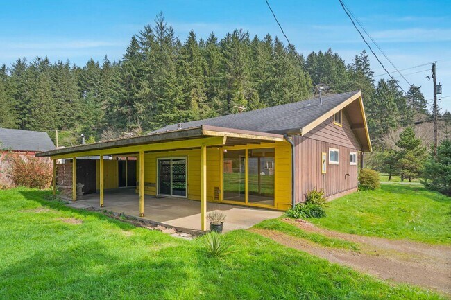 Building Photo - Quaint, inviting 4-bdrm/2-bath home in Cloverdale. Serene living, huge yard, covered patio