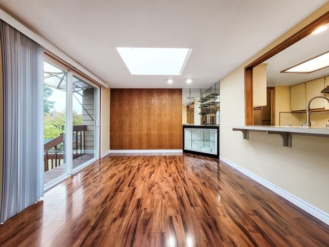 Building Photo - Charming Rambler with Abundant Natural Lig...