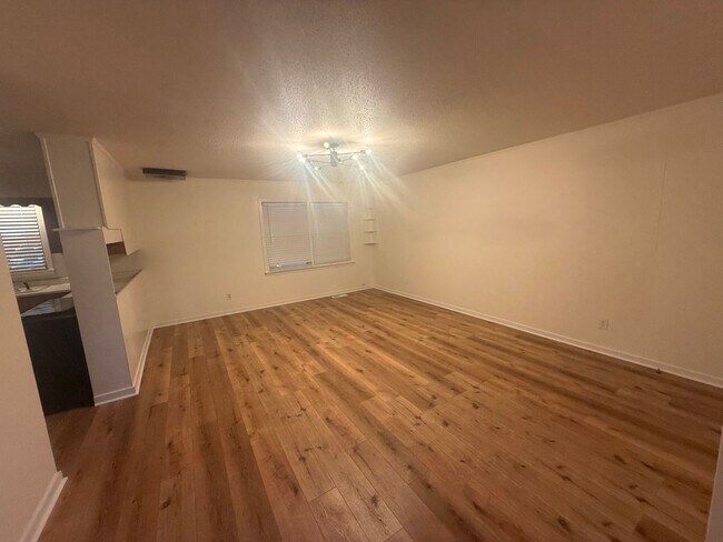Building Photo - 3 bed 2 bath in the heart of the city