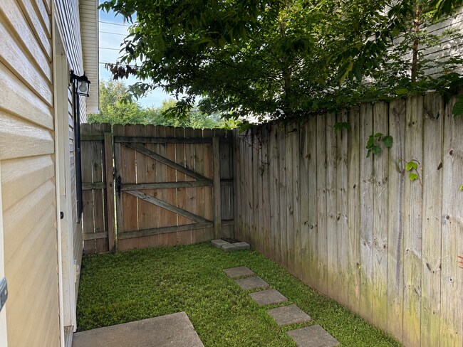 Building Photo - 3 Bed Home with a Large Fenced in Back Yard