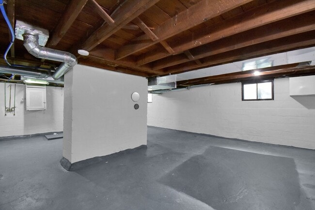 Building Photo - Stylishly Renovated 4 Bed, 2 Bath Single-F...