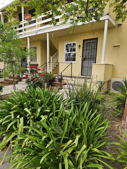 Porch - 507 E Maple St