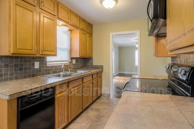 Building Photo - 2912 Englewood Terrace