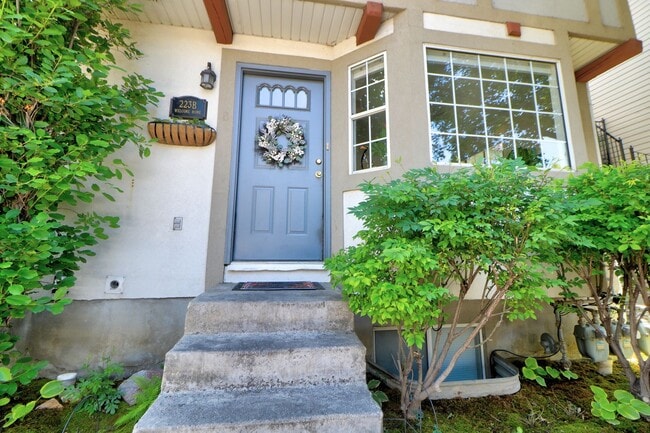 Building Photo - Pet Friendly Townhome in Provo