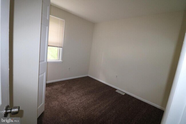 Building Photo - 32 Pin Oak Ln