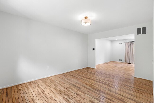 Building Photo - 1222 Noyes Dr