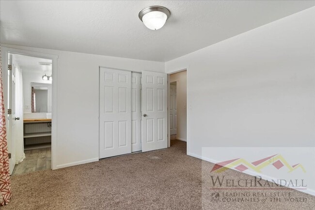 Building Photo - Beautifully Remodeled 3 Bed 2.5 Bath Townh...