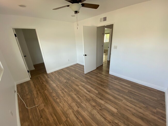 Building Photo - Spacious 2-Bed Townhome Near Everything Yo...