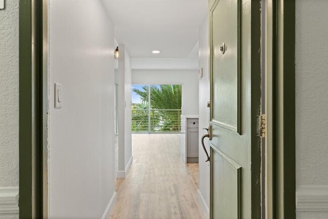 Building Photo - 2900 NE 30th St