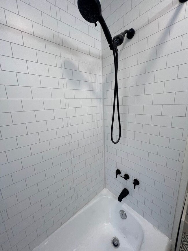 Building Photo - 5 Bedroom House