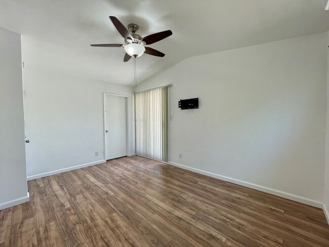 Building Photo - Gorgeous 3 Bedroom 2 Bathroom Home In Lemo...