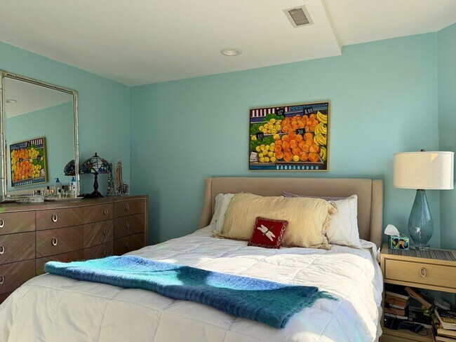 Building Photo - 540 E Broadway