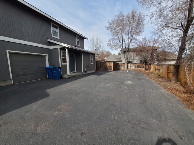 Building Photo - Quartz Ave 3plex/Ariserem-014