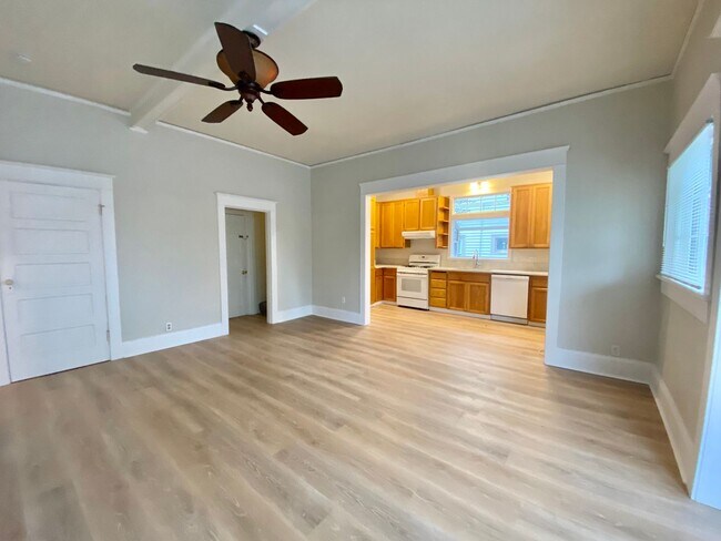 Building Photo - Charming 3 Bed 2 Bath Portland Bungalow!