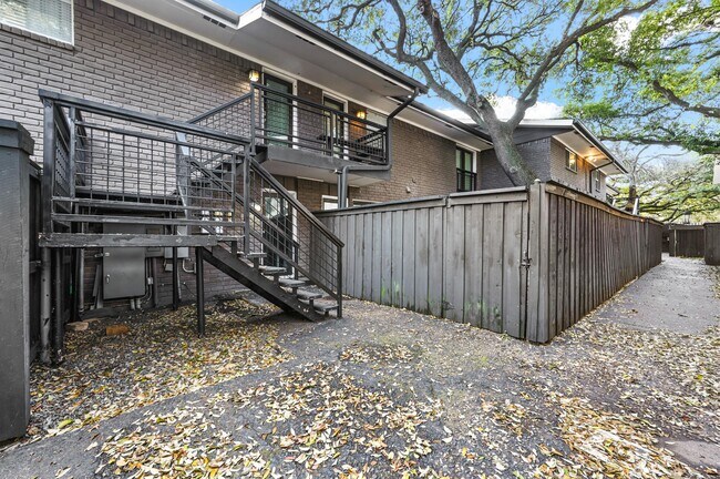 Building Photo - 10203 Regal Oaks Dr