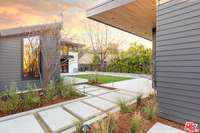 Building Photo - 1095 Chula Vista Pl