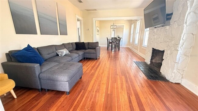 Building Photo - 905 Jones St