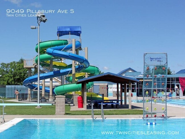 Building Photo - 3 Bedrooms Top Level w/ Full Bath - 2 Car ...