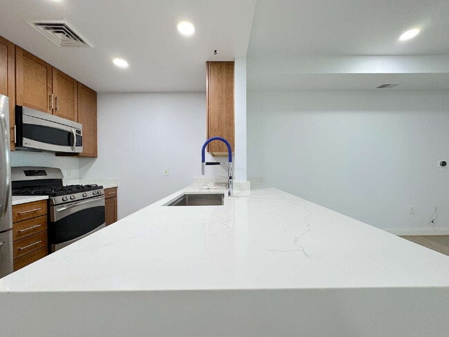 Building Photo - "Chic Urban Retreat: Stylish 1-Bed Condo with Hardwood Elegance in the Heart of Alexandria!"