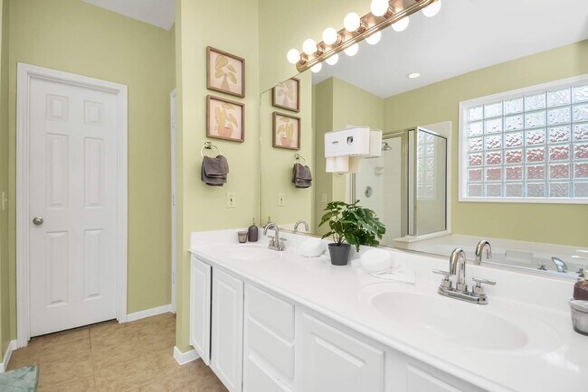 Building Photo - 11106 Oak Mesa Ct