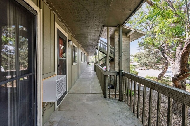 Building Photo - 695 Manhattan Dr