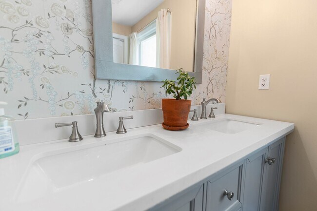 Building Photo - 3 Bedroom Furnished in Oldham County