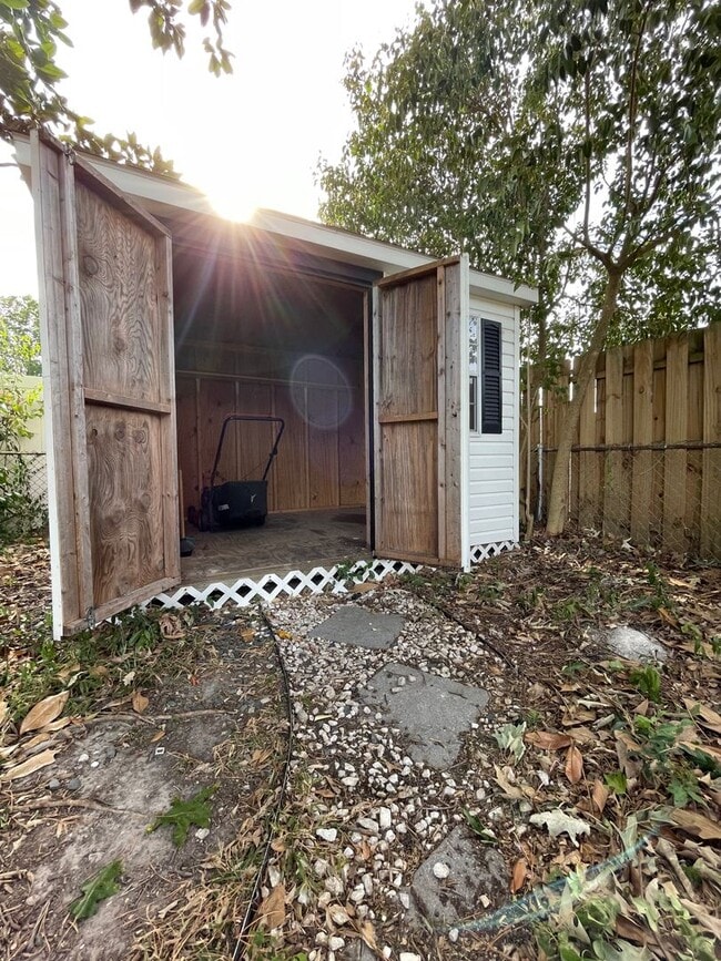 Building Photo - AVAILABLE NOW! 4 BEDROOM 2 BATH SINGLE FAMILY HOME IN CAROLLANE FARMS