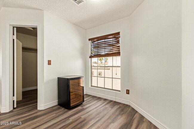 Building Photo - 501 E Topeka Dr