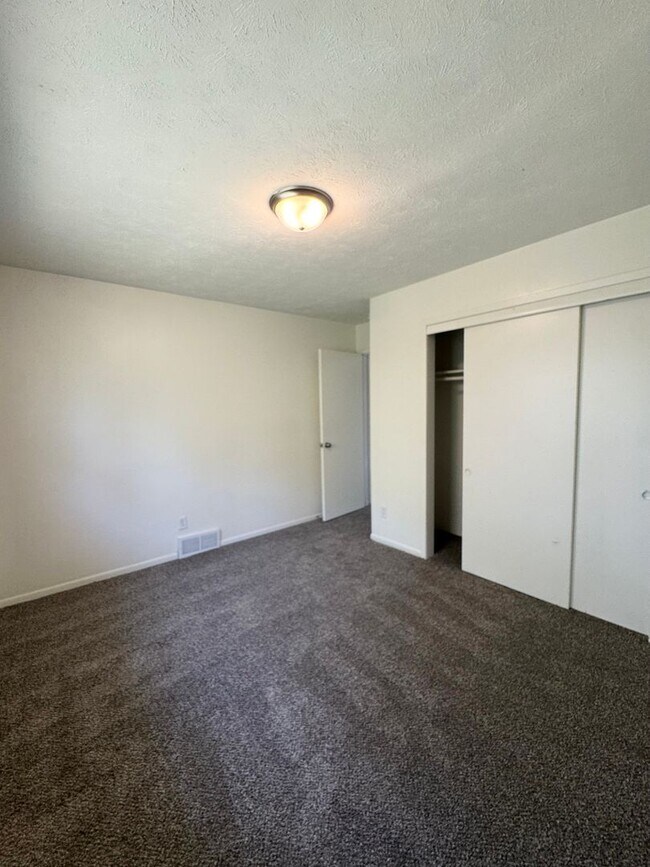 Building Photo - Spacious 3 Bedroom Available Now!