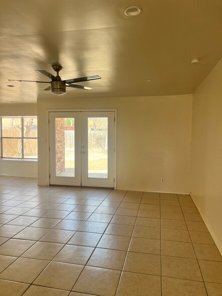 Building Photo - 1555 Nogalitos St