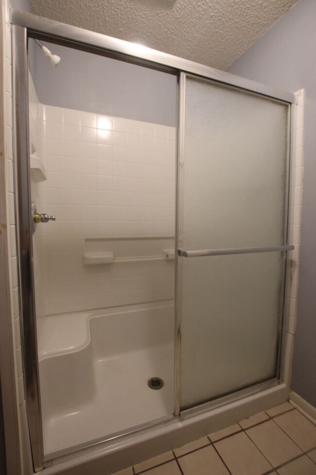 Building Photo - Oversized 4 bedroom 3 bath rental in Tyler...