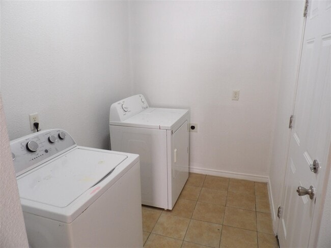 Building Photo - 2828 Mobley