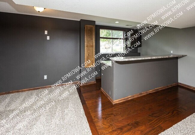 Building Photo - 900 SE Woodbine Dr