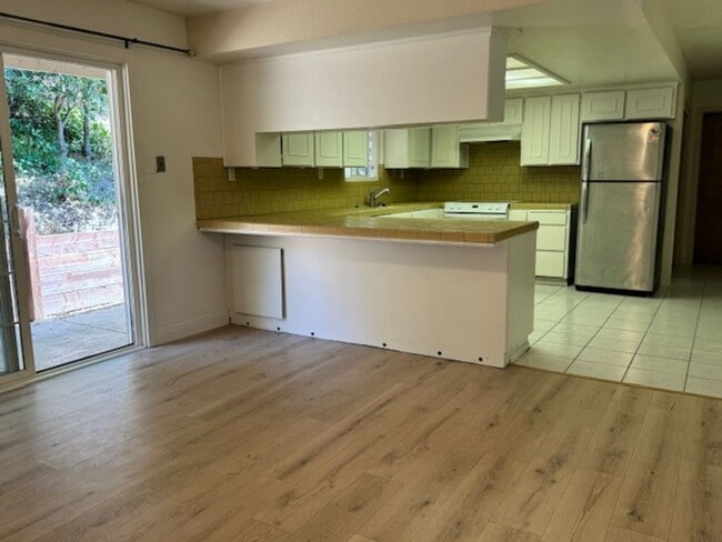 Building Photo - 3 Bedroom, 2 bath home with indoor laundry...